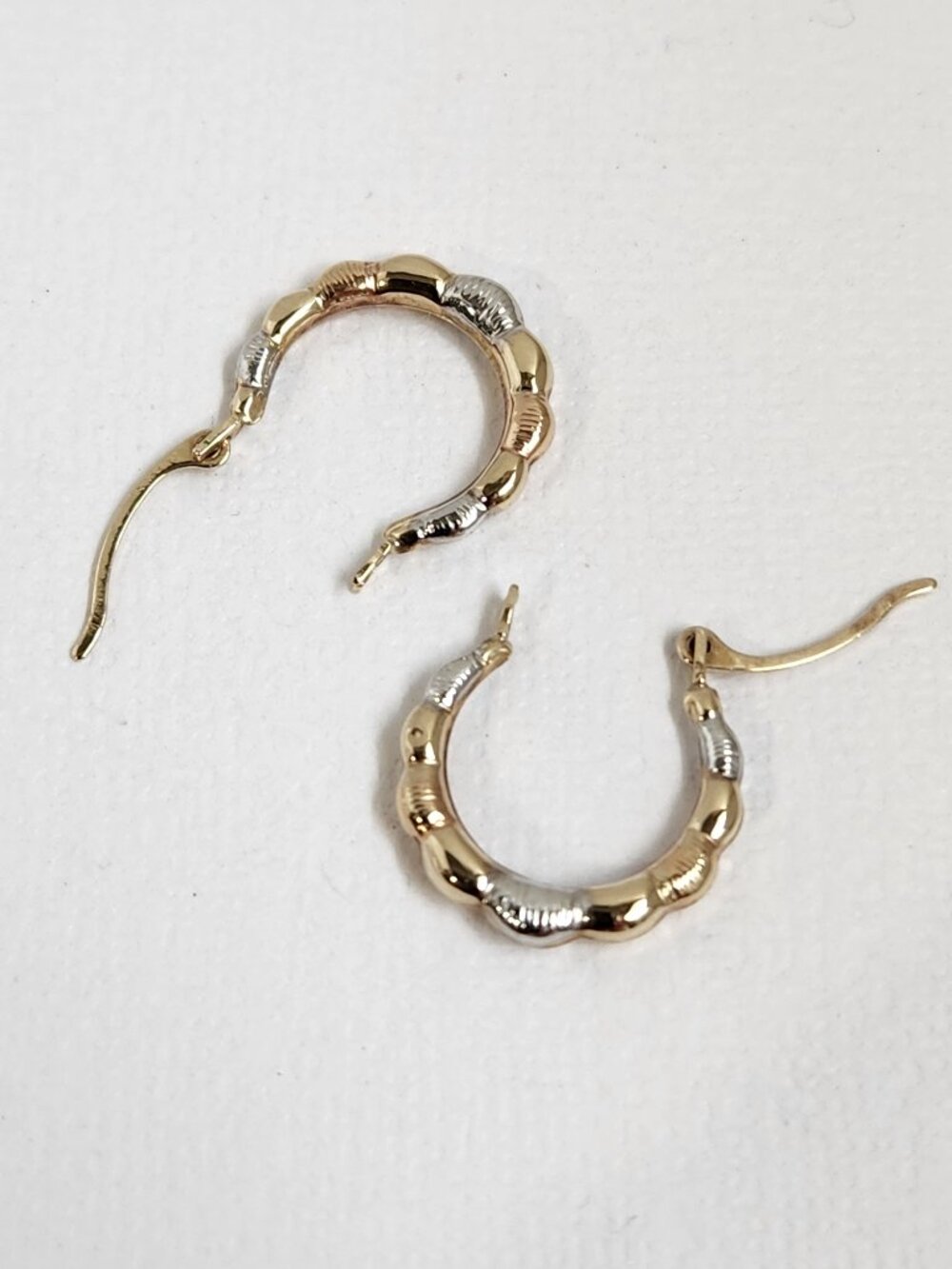Gorgeous VTG 1980's Solid 10k Tri-Color Gold Bamboo Hoop Earrings 12mm - Picture 5 of 13